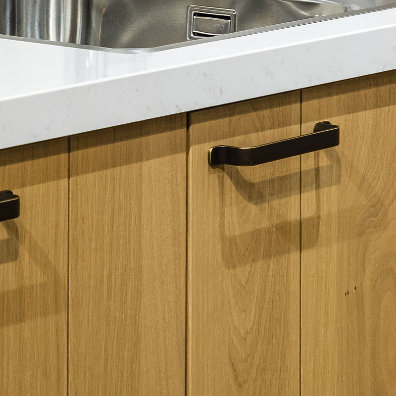 Houtfineer deurtjes met donkere keukengreepjes