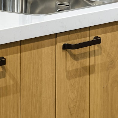 Houtfineer deurtjes met donkere keukengreepjes