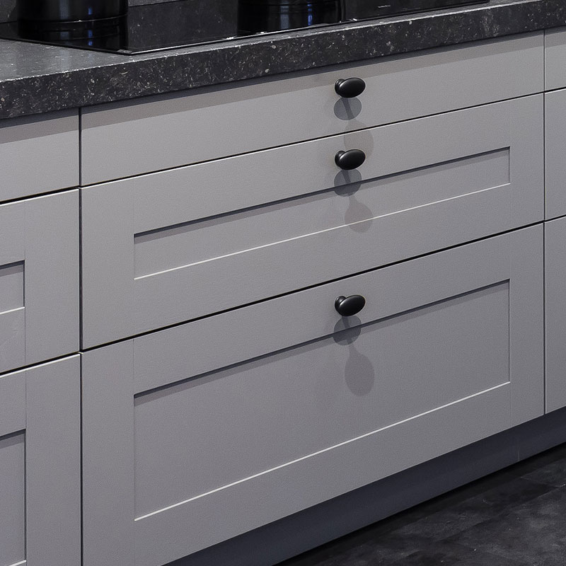 Houtfineer kader fronten met zwarte keukenknoppen