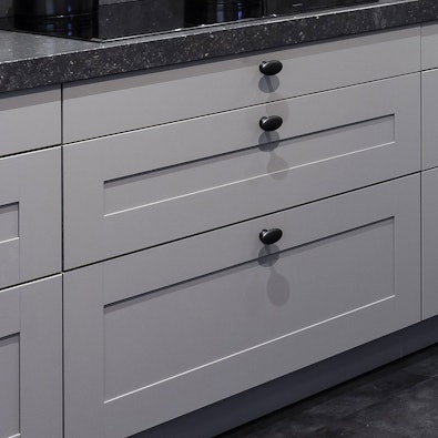 Houtfineer kader fronten met zwarte keukenknoppen