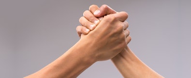 Een koelkast is te zwaar om alleen te tillen en te verplaatsen. Vraag daarom hulp.