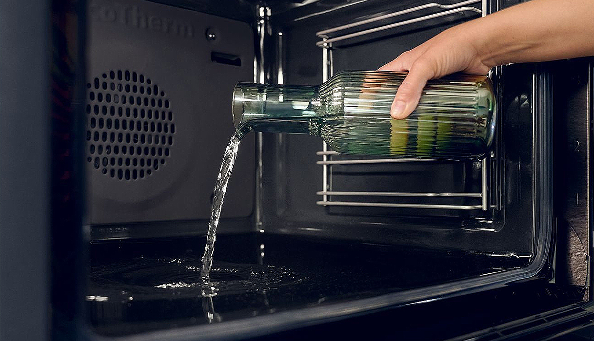 Water wordt in oven gegoten voor stoomreiniging