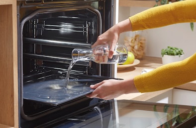 Water wordt op bakplaat gegoten voor hydrolyse reiniging