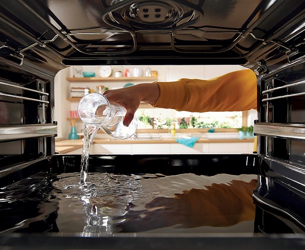 Water wordt in oven gegoten voor stoomreiniging