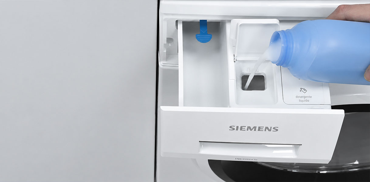 Wasmiddel bijvullen in het i-Dos reservoir van een Siemens was-droogcombinatie voor automatische dosering