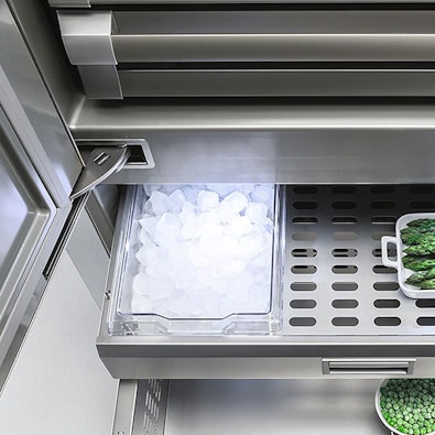 V-ZUG IceMaker lade met vers geproduceerde ijsblokjes en ingebouwd filtersysteem