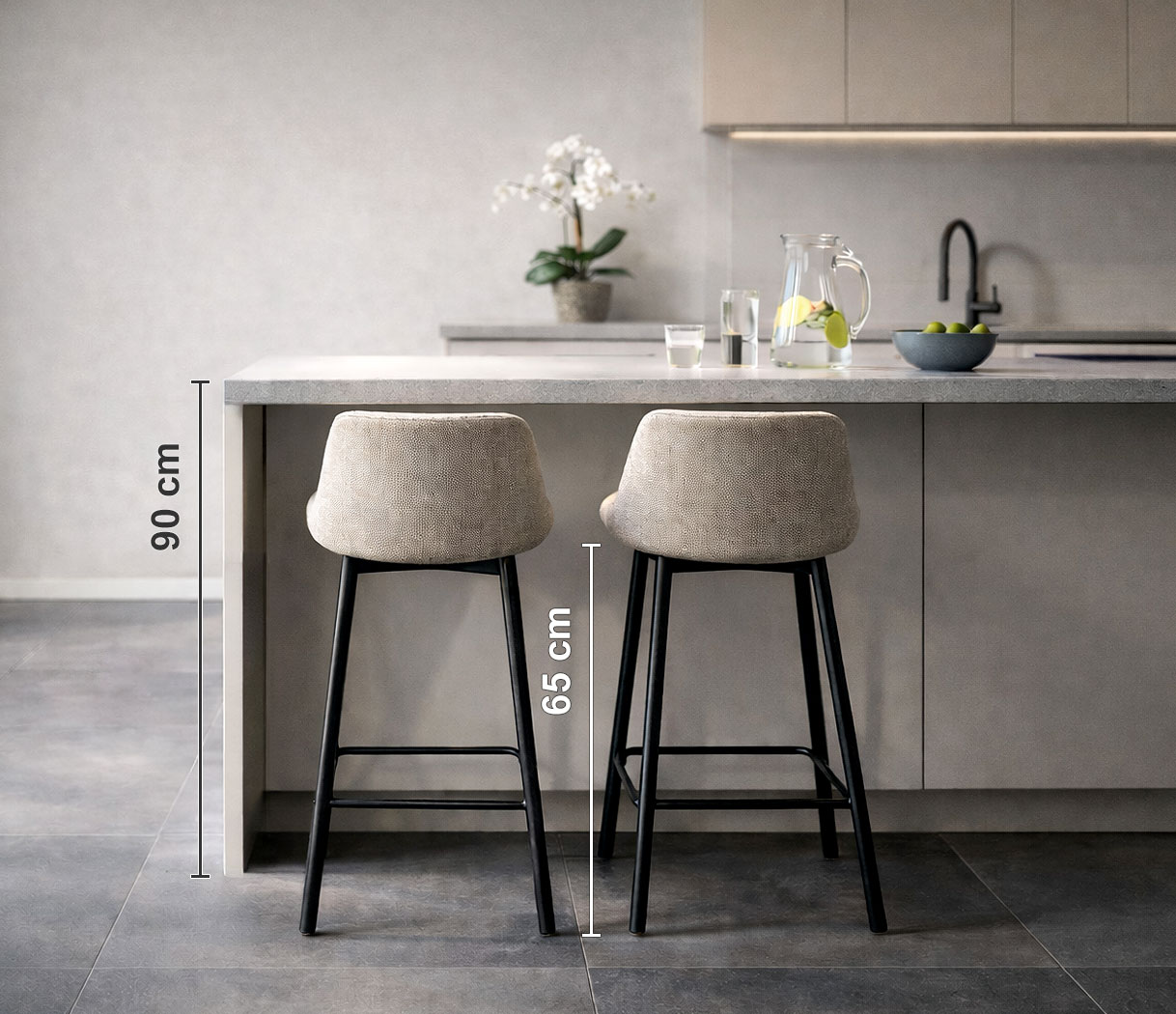 Twee beige barkrukken met zwart frame naast een grijs keukeneiland met maataanduiding van 90 cm tafelhoogte en 65 cm zithoogte