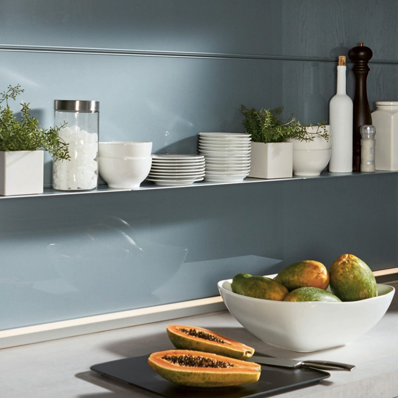 IJsblauwe glazen achterwand