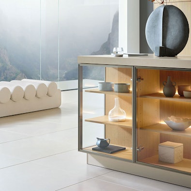 In eiland ingebouwde vitrinekasten