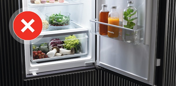 Verkeerd afgestelde koelkastdeur met foutmelding als voorbeeld van veelgemaakte inbouwfouten