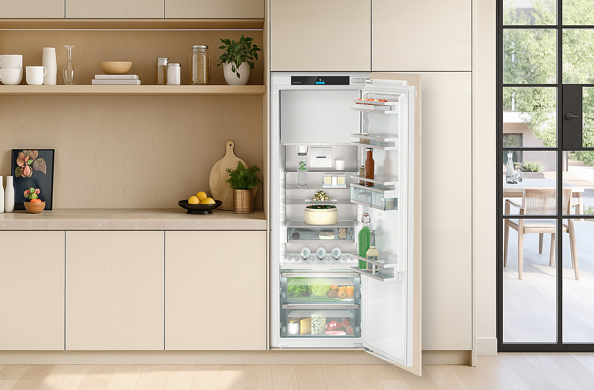 Inbouw koelkast 140–158 cm in lichte keuken, met open deur en ruime indeling met vershoudzones.
