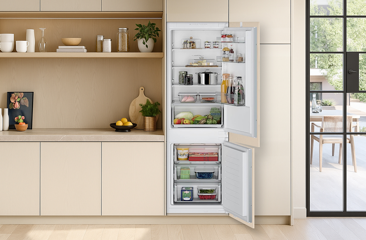 Inbouw koelkast 178–193 cm in lichte keuken, met open deur, brede plateaus en ruime deurvakken.