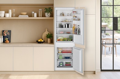 Inbouw koelkast 178–193 cm in lichte keuken, met open deur, brede plateaus en ruime deurvakken.