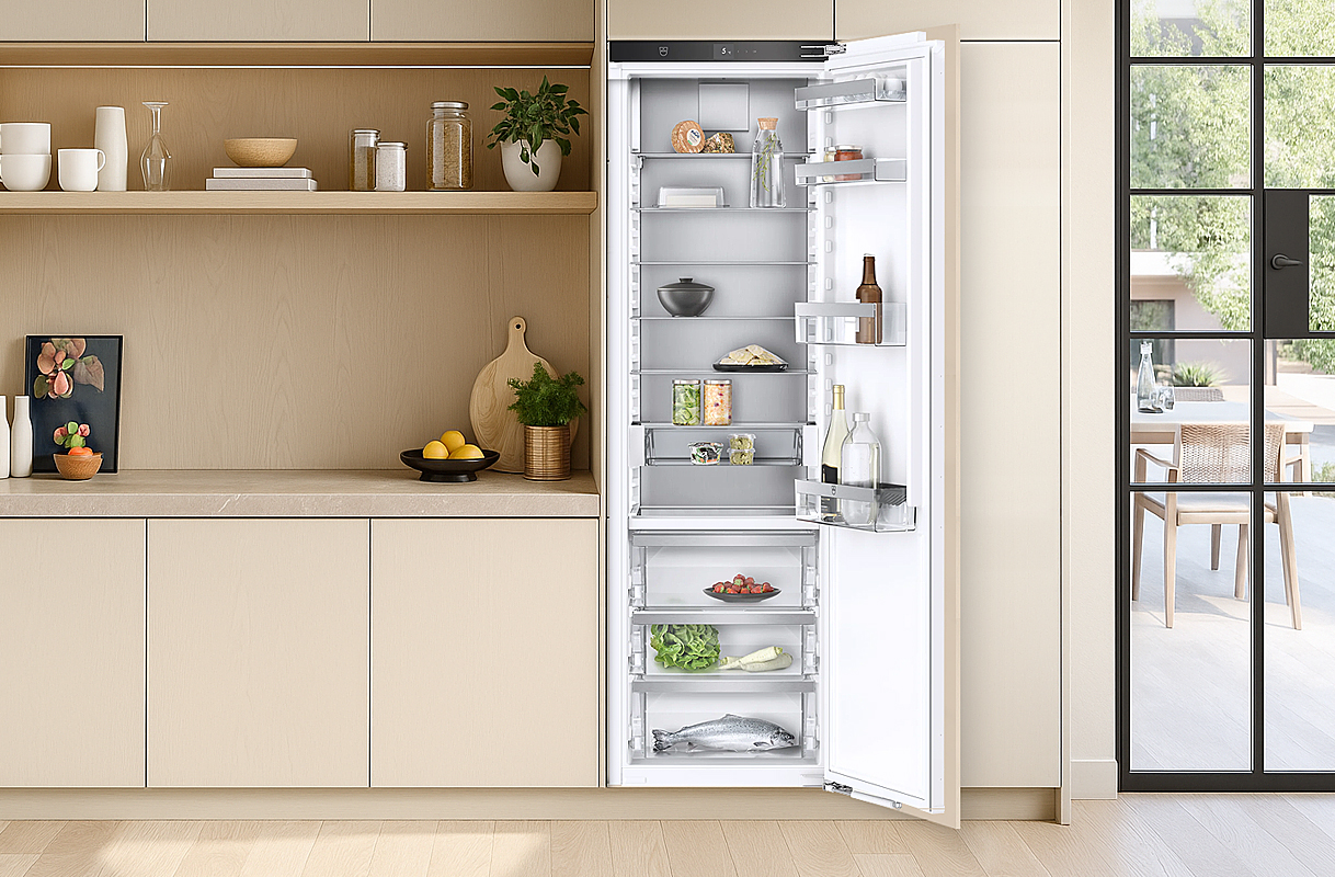 Inbouw koelkast 200–203 cm in lichte keuken, volledig geïntegreerd in hoge kolomkast met open deur en ruime indeling.