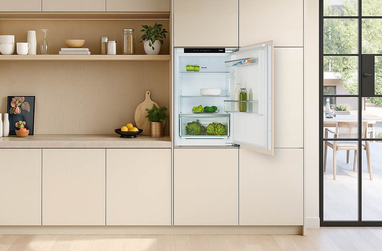 Inbouw koelkast 88 cm in lichte keuken, geïntegreerd in kolomkast met open deur en compacte indeling.