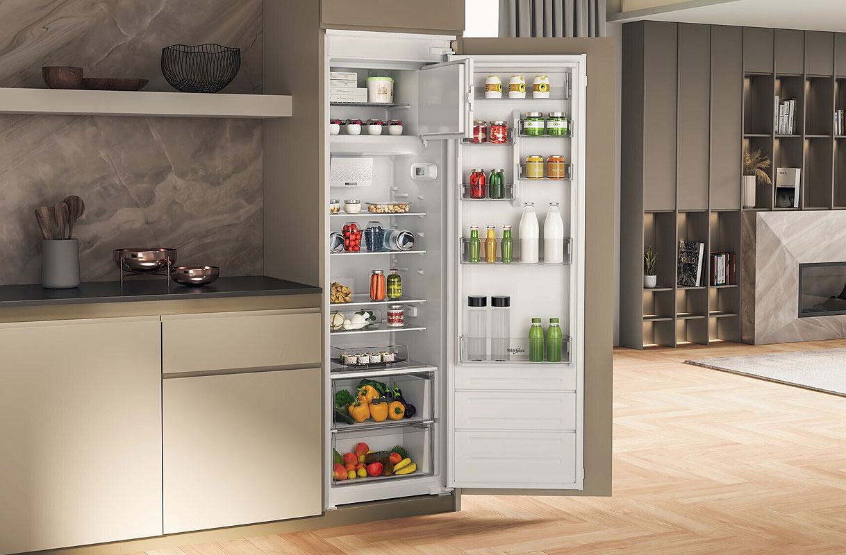 Whirlpool inbouwkoelkast met geopend vriesvak