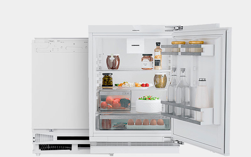 Inbouw tafelmodel koelkast met deur-op-deur montage, perfect weggewerkt onder het aanrecht met ruime koelruimte.