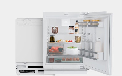 Inbouw tafelmodel koelkast met deur-op-deur montage, perfect weggewerkt onder het aanrecht met ruime koelruimte.