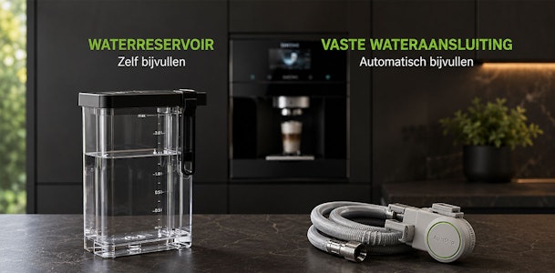 Waterreservoir naast de toevoerslang van een vaste wateraansluiting voor een inbouw koffiemachine