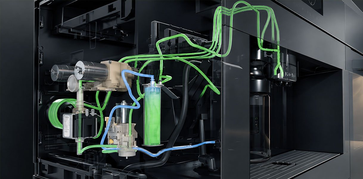 Doorsnede van een inbouw koffiemachine met automatische spoeling van leidingen en melksysteem