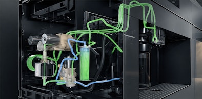Doorsnede van een inbouw koffiemachine met automatische spoeling van leidingen en melksysteem