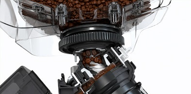 Doorsnede van een inbouw koffiemachine met koffiebonen in het maalwerk en gemalen koffie eronder