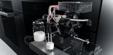 Doorsnede van een inbouw koffiemachine met melksysteem dat melk opschuimt in een glas