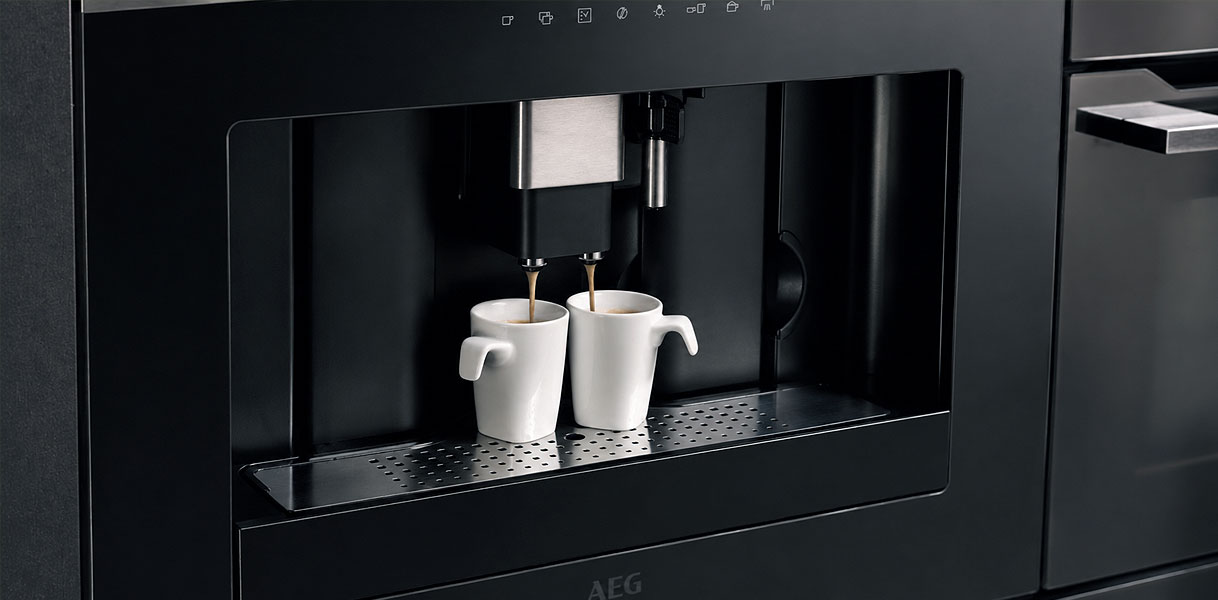 Inbouw koffiemachine van AEG die twee kopjes koffie tegelijk zet