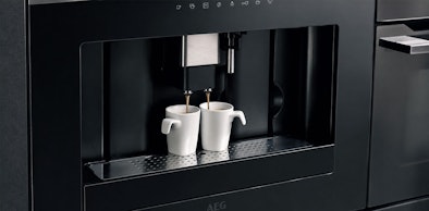 Inbouw koffiemachine van AEG die twee kopjes koffie tegelijk zet