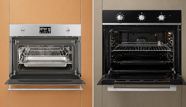 Compacte oven van 45 cm naast een volledige oven van 60 cm met geopende deur