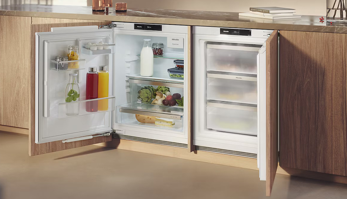 Miele inbouw koelkast en inbouw vriezer naast elkaar in een moderne keuken.