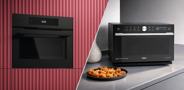 Zwarte inbouw magnetron en vrijstaande zwarte magnetron naast elkaar voor keuzehulp bij plaatsing