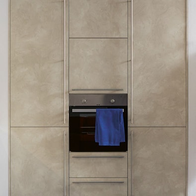 Inbouw wandkast met sierlijke grepen