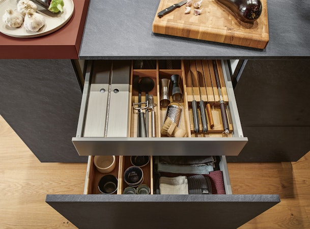 Indelen keukenlades met ladeverdelers.