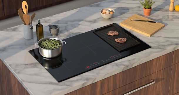 90 cm inductiekookplaat met grote pan en grillplaat op een ruim kookeiland