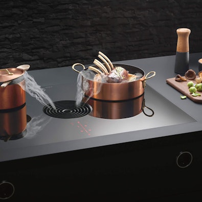 Inductie kookplaat met afzuiging.