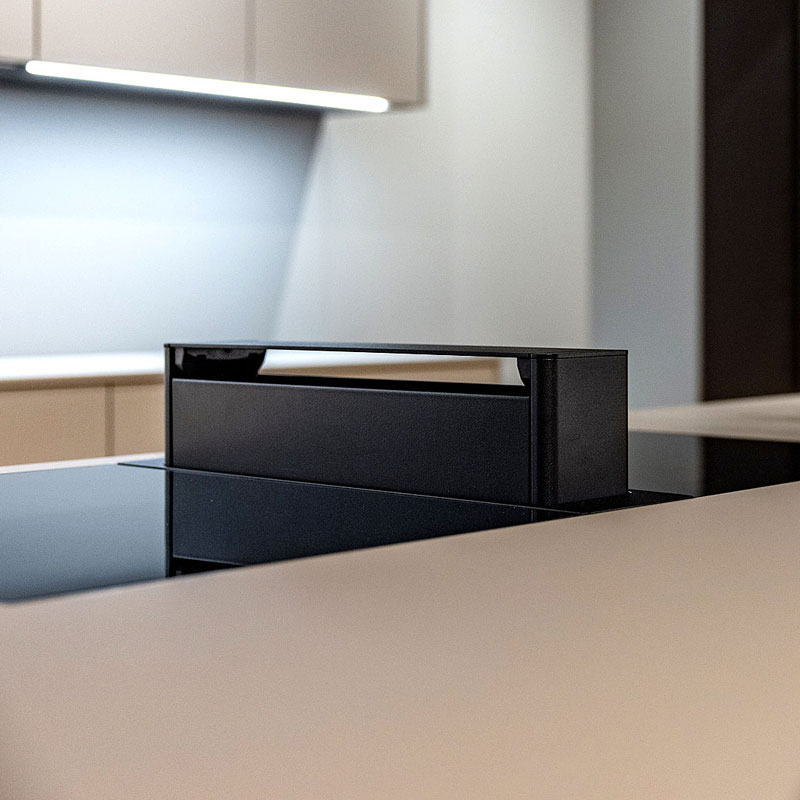 Inductie kookplaat met geïntegreerde afzuiging