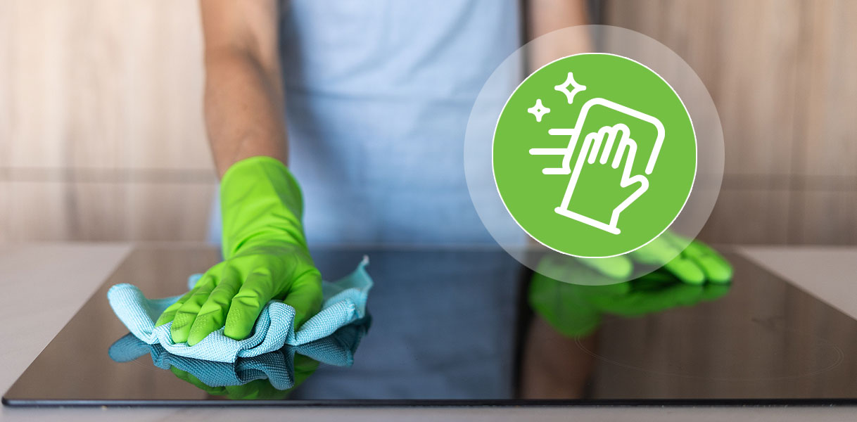 Inductie kookplaat schoonmaken met microvezeldoek tijdens dagelijks onderhoud