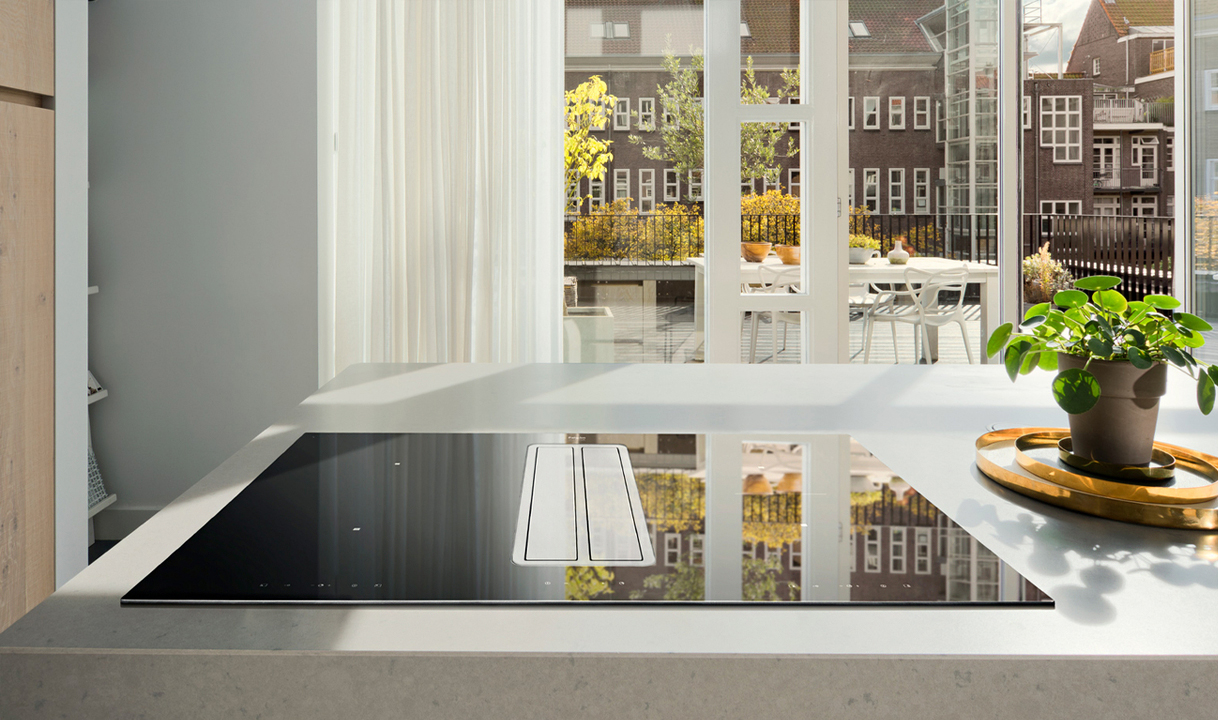 Inductie met afzuiging in keuken.