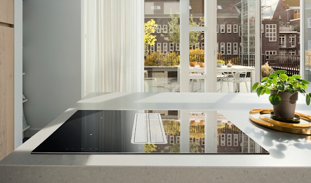 Inductie met afzuiging in keuken.