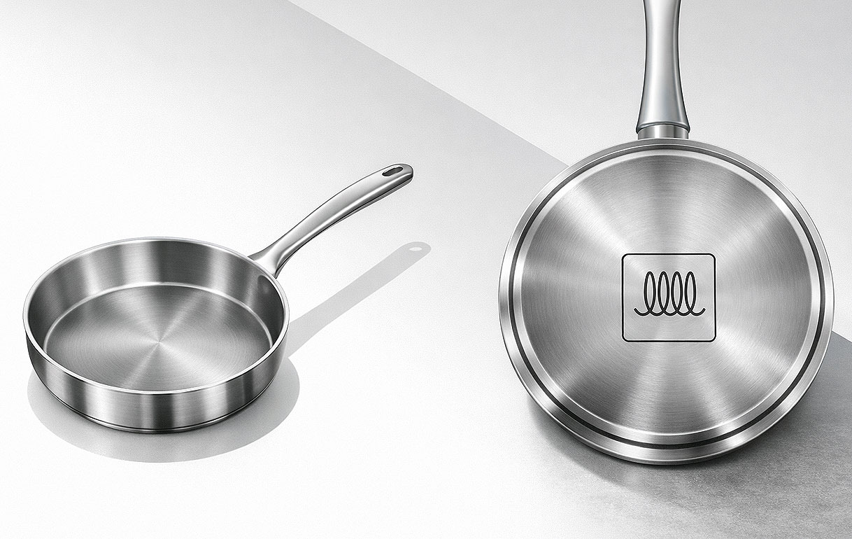 Onderkant van een pan met inductiesymbool en bijpassende inductiegeschikte koekenpan.