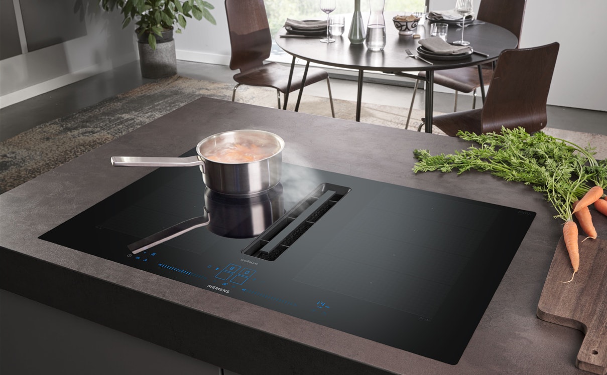 De inductionAir Plus combineert een innovatieve kookplaat met baanbrekende ventilatie geïntegreerd in de kookplaat.