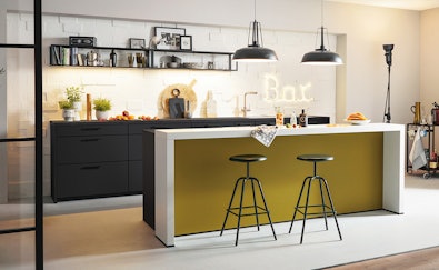 Keuken met industrieel kookeiland.