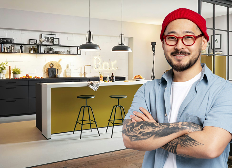 Industriële keuken van Bemmel & Kroon met zwarte kasten, gele accentkleur en barkrukken