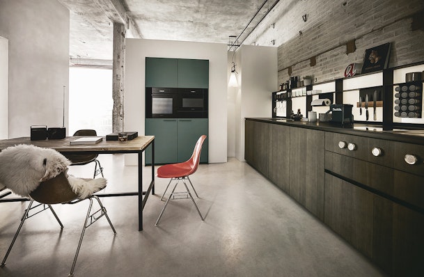 Een industriële keuken met een georganiseerde keukenwand.