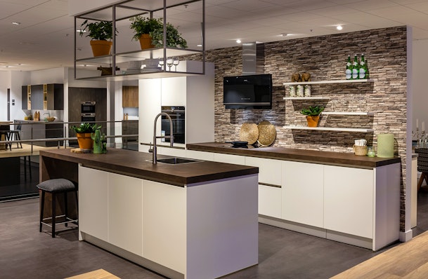 Een industriële keuken met kookeiland.