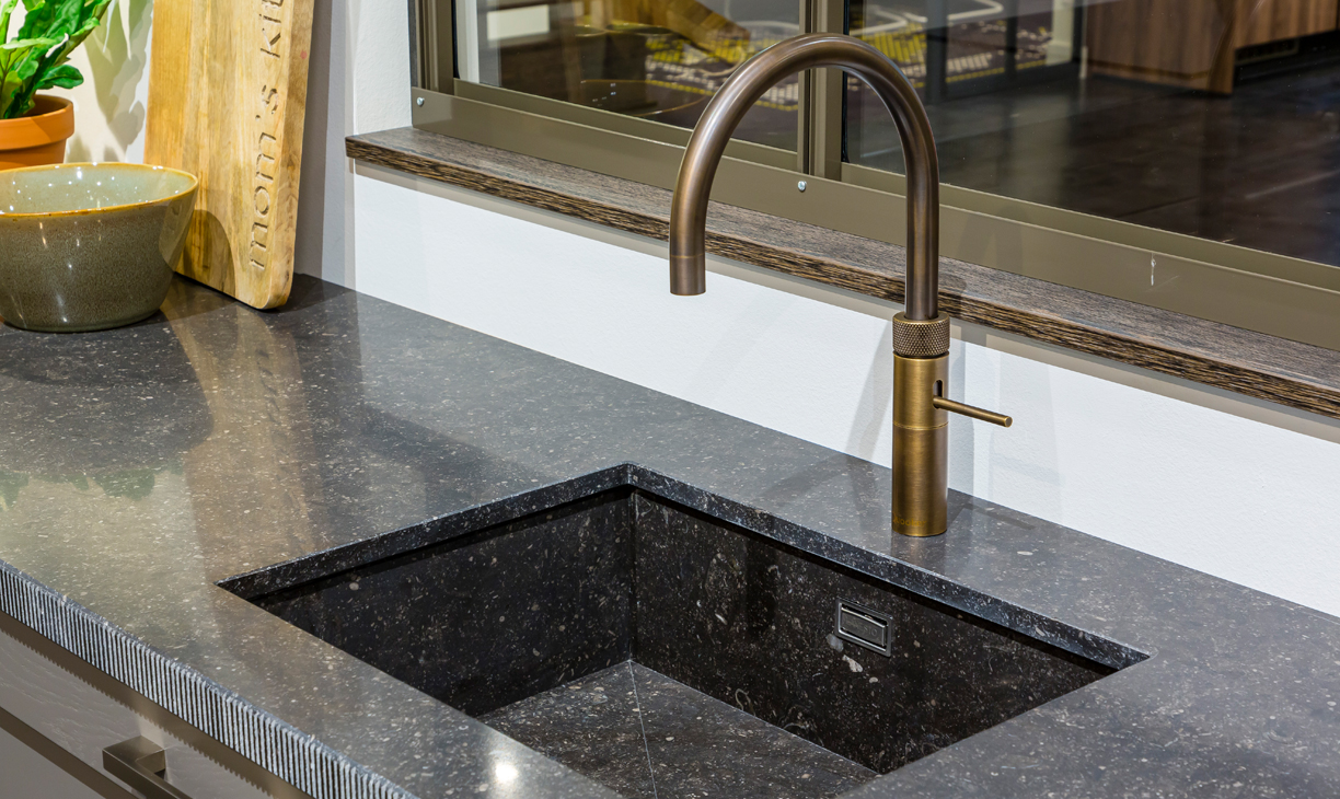 Industriele keukenkraan in koper.