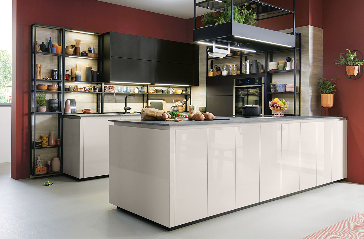 Een u-opstelling in een industriële keukenstijl.