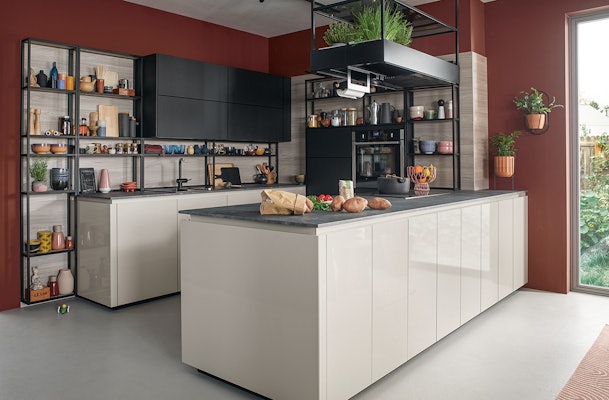 Industriële keuken in hoogglans mosselwit.