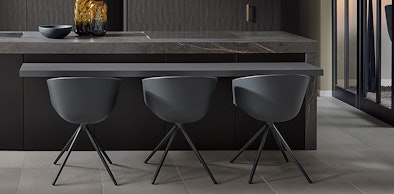 Kookeiland met ingebouwd verlaagd zitgedeelte van 75 cm en hoger werkblad van 90 cm met drie stoelen